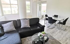 Bright, Spacious Apartment 3 Bedroom, Garage